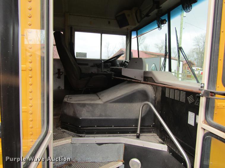 image for item DF3892 2000 International 3000 AmTran school bus