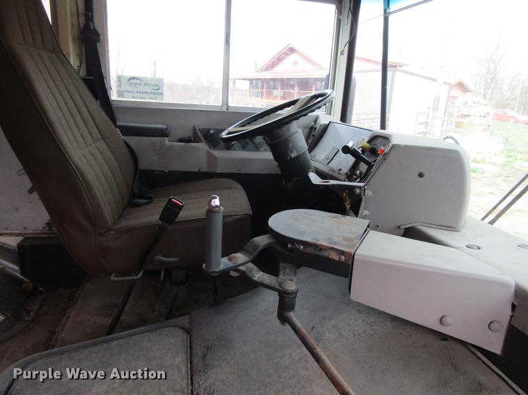 image for item DF3892 2000 International 3000 AmTran school bus