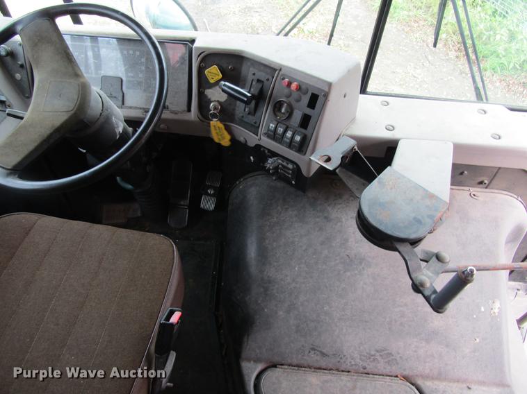 image for item DF3892 2000 International 3000 AmTran school bus