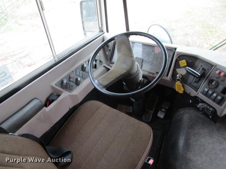 image for item DF3892 2000 International 3000 AmTran school bus