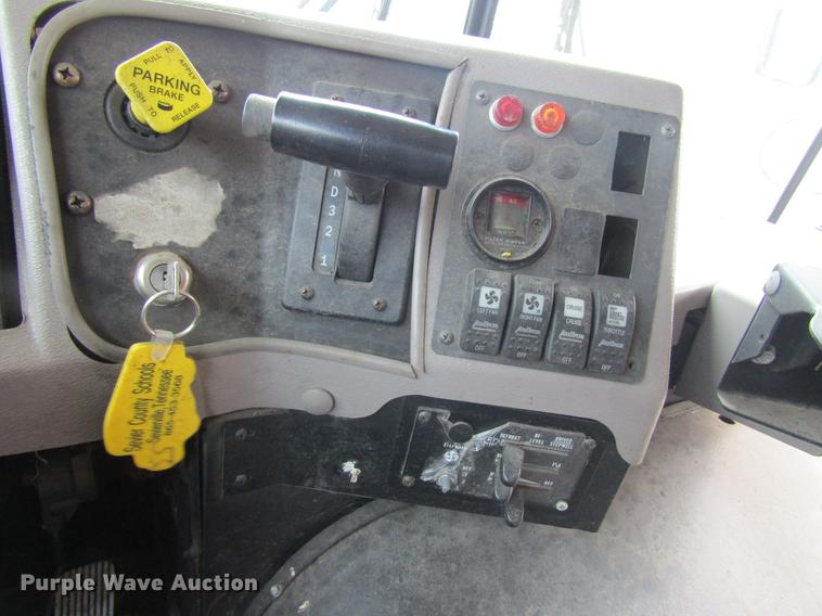 image for item DF3892 2000 International 3000 AmTran school bus