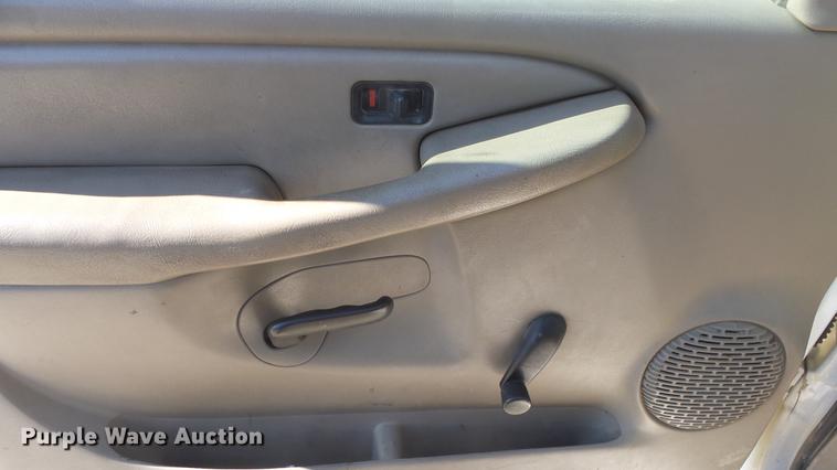 image for item DG2779 2003 GMC Sierra 2500HD utility bed pickup truck