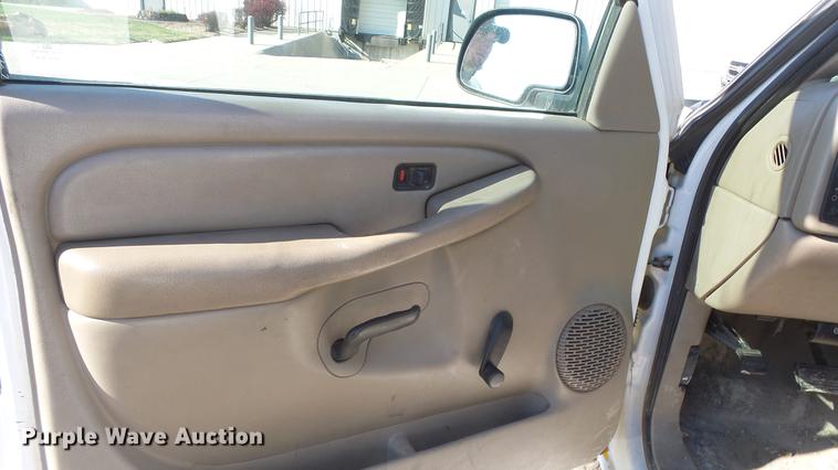 image for item DG2779 2003 GMC Sierra 2500HD utility bed pickup truck