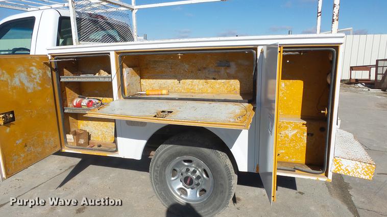 image for item DG2779 2003 GMC Sierra 2500HD utility bed pickup truck