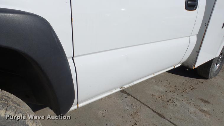 image for item DG2779 2003 GMC Sierra 2500HD utility bed pickup truck