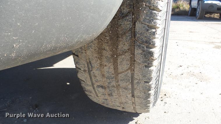 image for item DG2779 2003 GMC Sierra 2500HD utility bed pickup truck