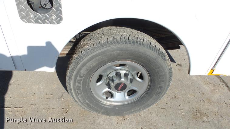 image for item DG2779 2003 GMC Sierra 2500HD utility bed pickup truck