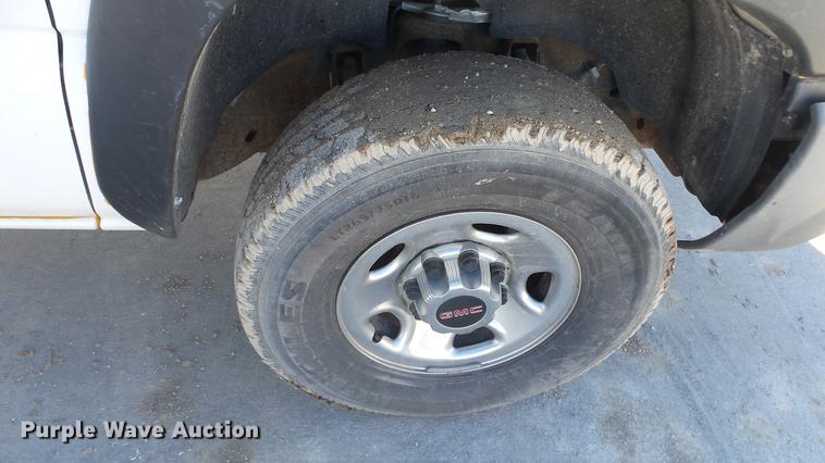 image for item DG2779 2003 GMC Sierra 2500HD utility bed pickup truck