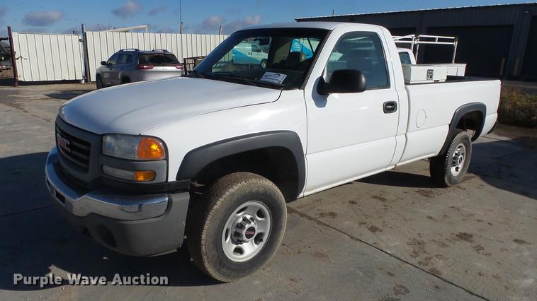 image for item DG2780 2004 GMC Sierra 2500HD pickup truck