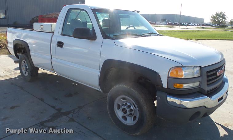 image for item DG2780 2004 GMC Sierra 2500HD pickup truck