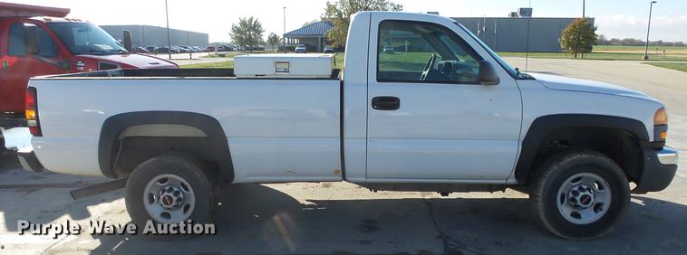 image for item DG2780 2004 GMC Sierra 2500HD pickup truck