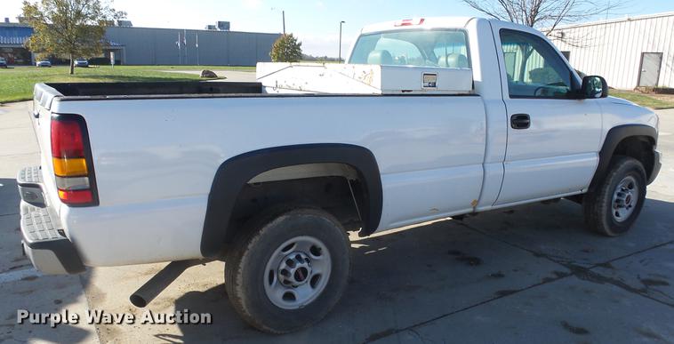 image for item DG2780 2004 GMC Sierra 2500HD pickup truck