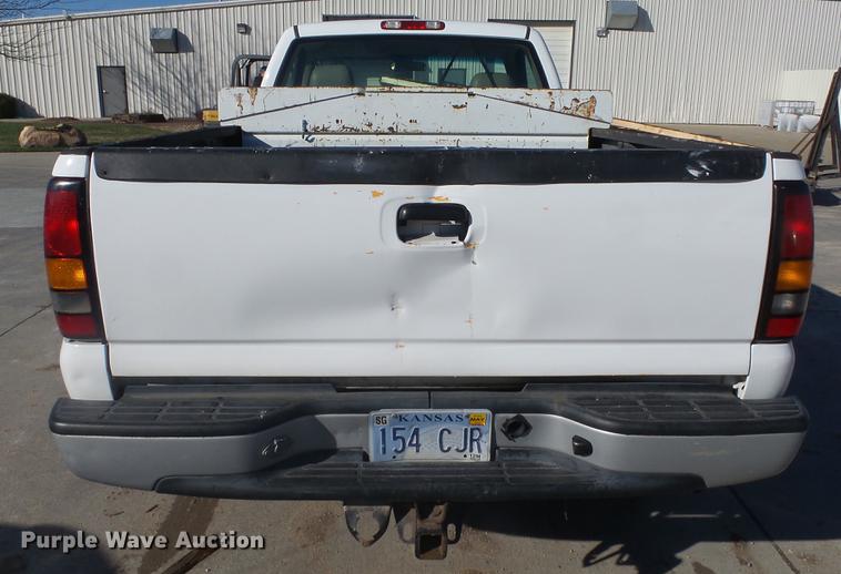 image for item DG2780 2004 GMC Sierra 2500HD pickup truck