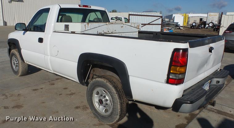 image for item DG2780 2004 GMC Sierra 2500HD pickup truck