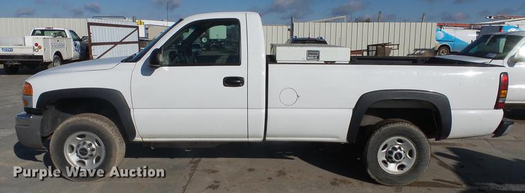 image for item DG2780 2004 GMC Sierra 2500HD pickup truck