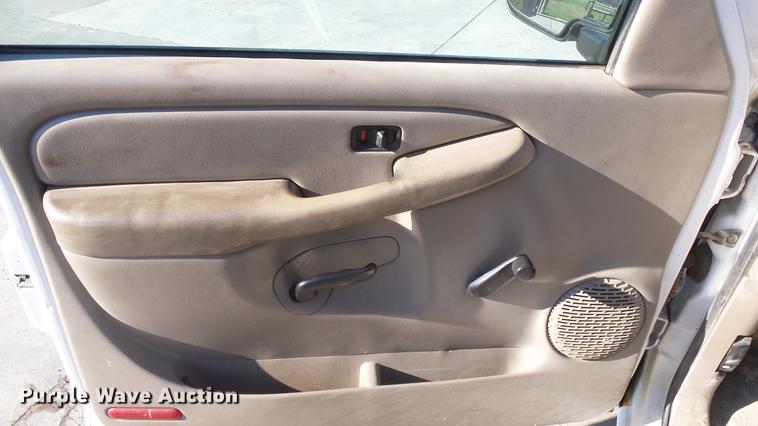 image for item DG2780 2004 GMC Sierra 2500HD pickup truck