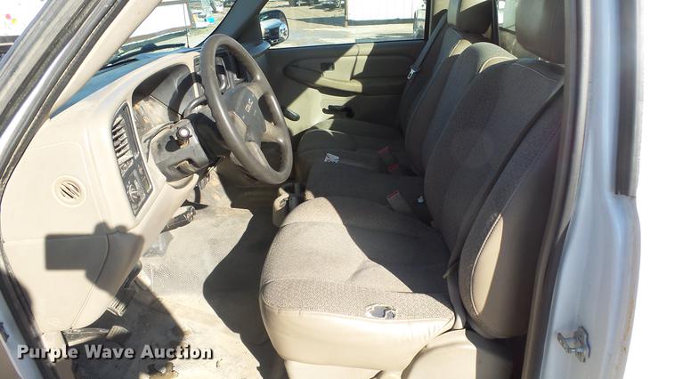 image for item DG2780 2004 GMC Sierra 2500HD pickup truck