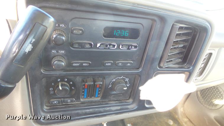 image for item DG2780 2004 GMC Sierra 2500HD pickup truck