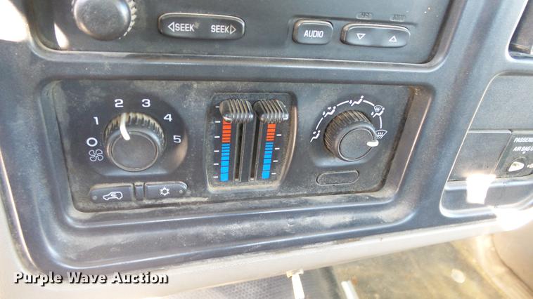 image for item DG2780 2004 GMC Sierra 2500HD pickup truck