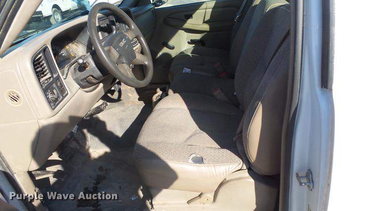 image for item DG2780 2004 GMC Sierra 2500HD pickup truck