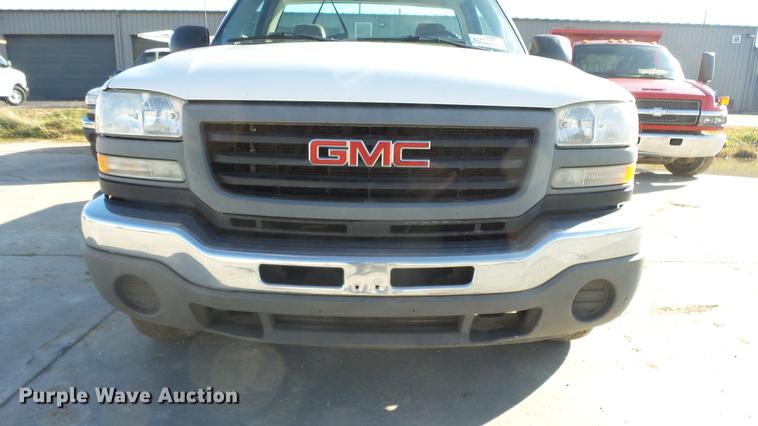 image for item DG2780 2004 GMC Sierra 2500HD pickup truck