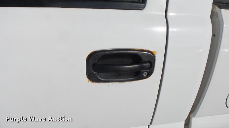 image for item DG2780 2004 GMC Sierra 2500HD pickup truck