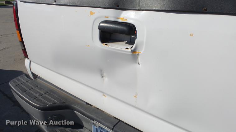 image for item DG2780 2004 GMC Sierra 2500HD pickup truck