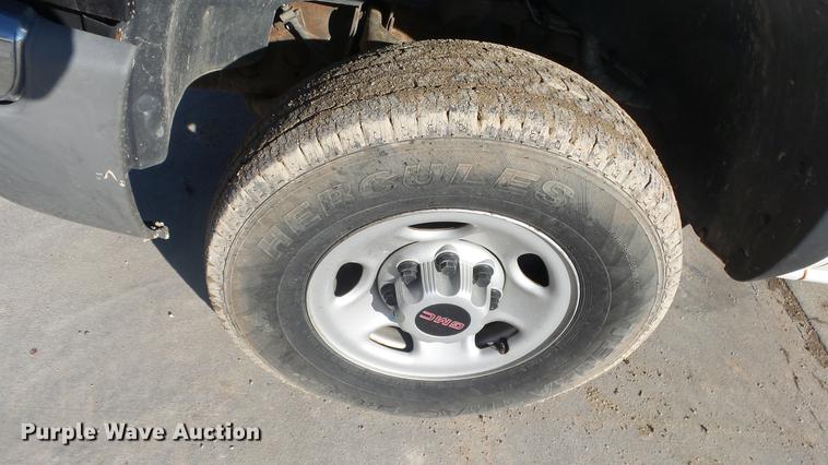 image for item DG2780 2004 GMC Sierra 2500HD pickup truck