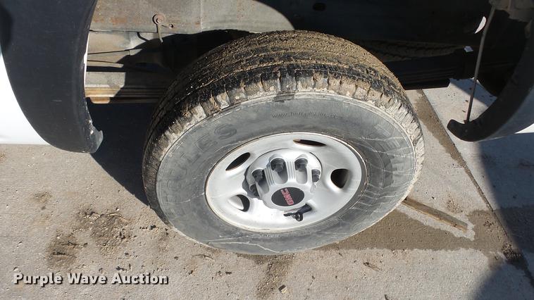 image for item DG2780 2004 GMC Sierra 2500HD pickup truck