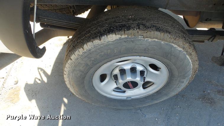 image for item DG2780 2004 GMC Sierra 2500HD pickup truck