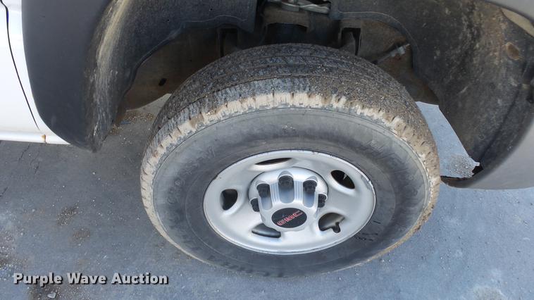 image for item DG2780 2004 GMC Sierra 2500HD pickup truck