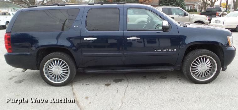 image for item EM9002 2007 Chevrolet Suburban 1500 LTZ SUV