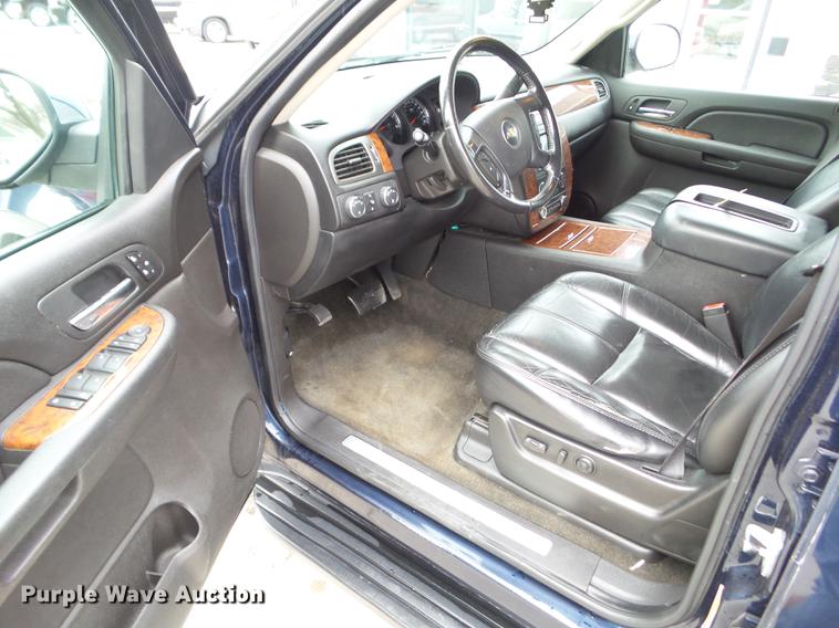image for item EM9002 2007 Chevrolet Suburban 1500 LTZ SUV