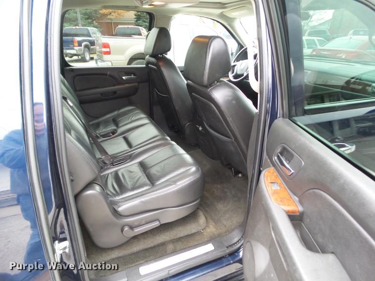 image for item EM9002 2007 Chevrolet Suburban 1500 LTZ SUV
