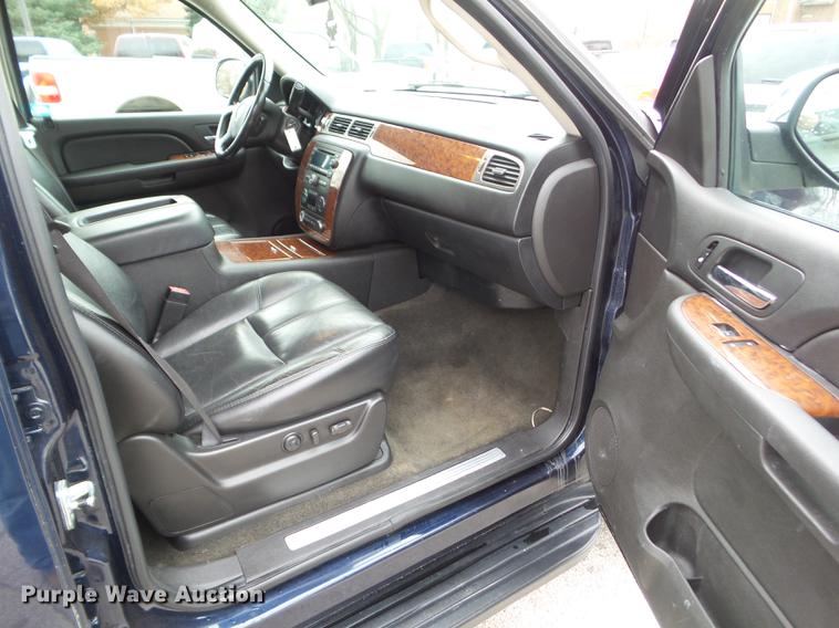image for item EM9002 2007 Chevrolet Suburban 1500 LTZ SUV