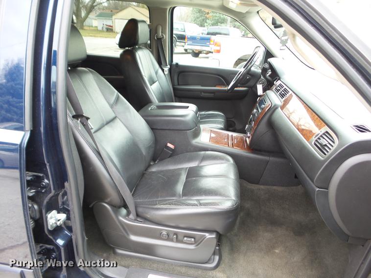 image for item EM9002 2007 Chevrolet Suburban 1500 LTZ SUV