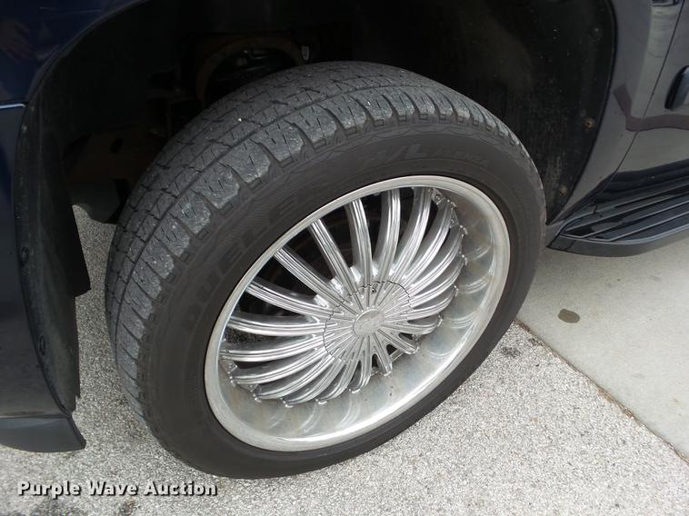 image for item EM9002 2007 Chevrolet Suburban 1500 LTZ SUV