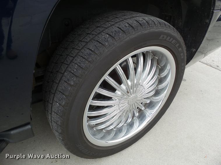 image for item EM9002 2007 Chevrolet Suburban 1500 LTZ SUV