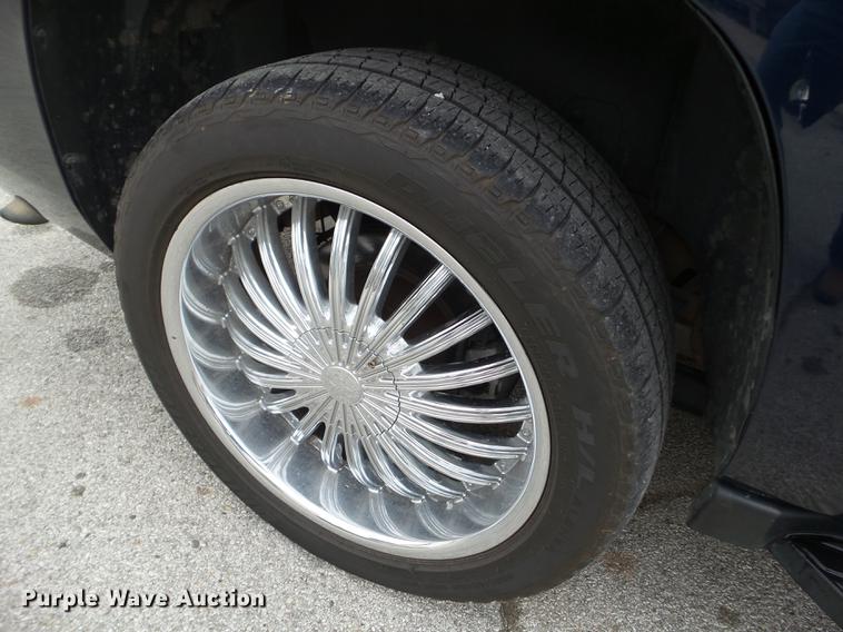 image for item EM9002 2007 Chevrolet Suburban 1500 LTZ SUV