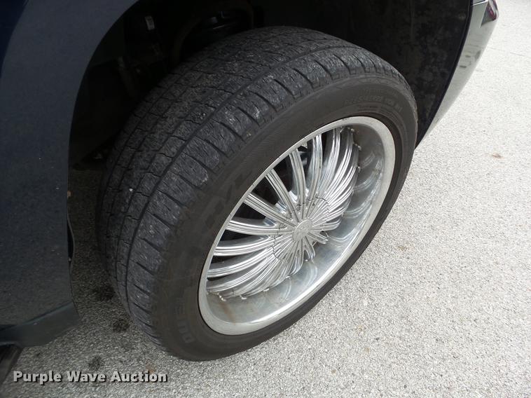 image for item EM9002 2007 Chevrolet Suburban 1500 LTZ SUV