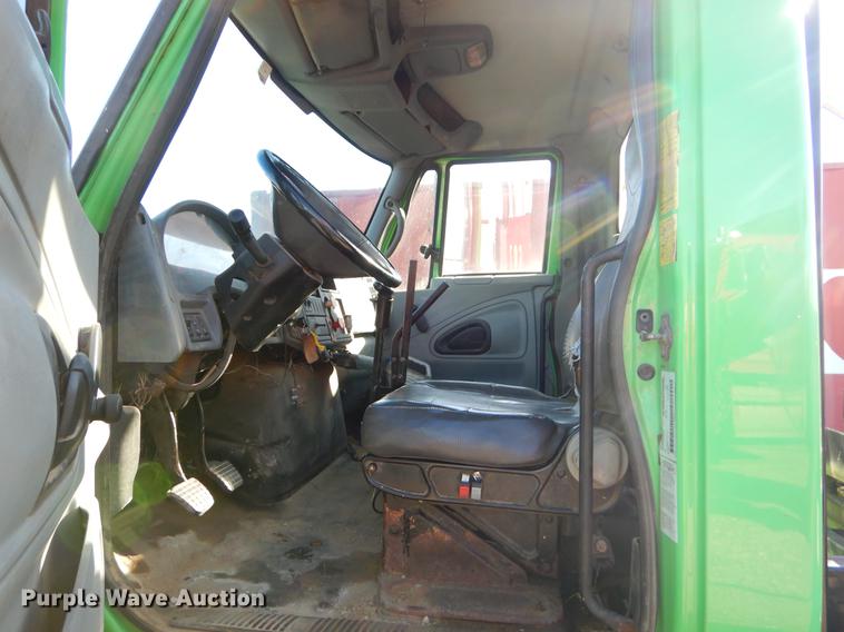 image for item EW9541 2006 International 7400 roll-off container truck