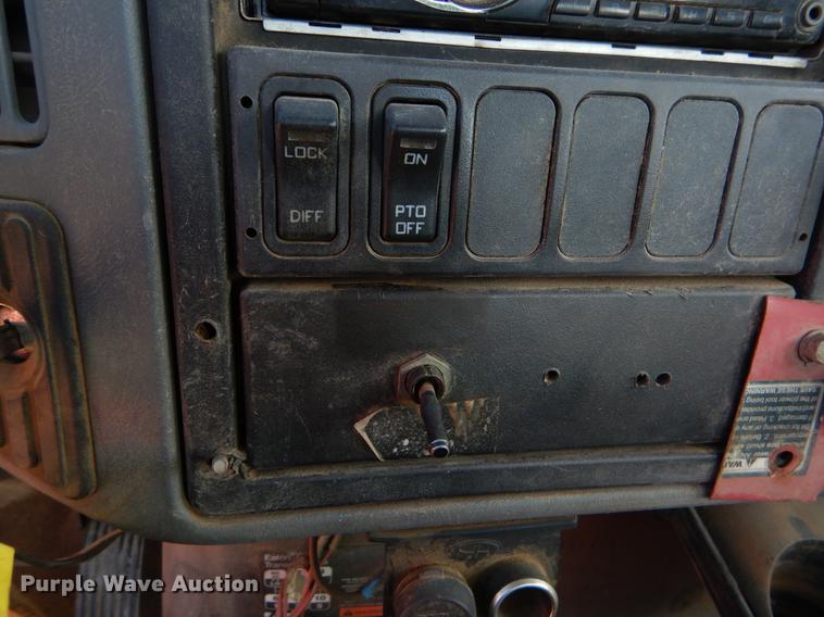 image for item EW9541 2006 International 7400 roll-off container truck