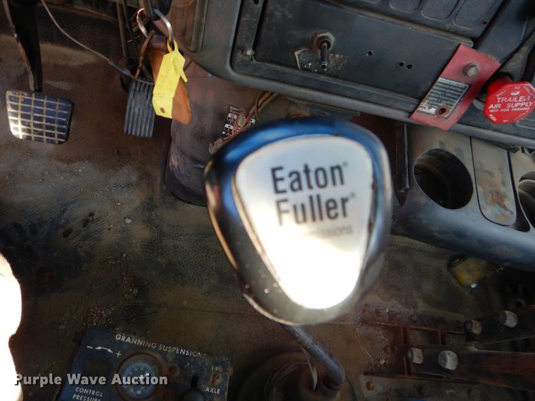 image for item EW9541 2006 International 7400 roll-off container truck