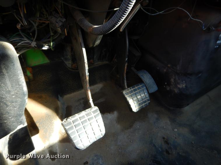 image for item EW9541 2006 International 7400 roll-off container truck