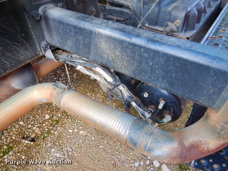 image for item EW9541 2006 International 7400 roll-off container truck