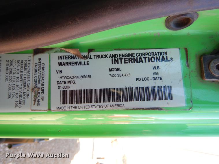 image for item EW9541 2006 International 7400 roll-off container truck
