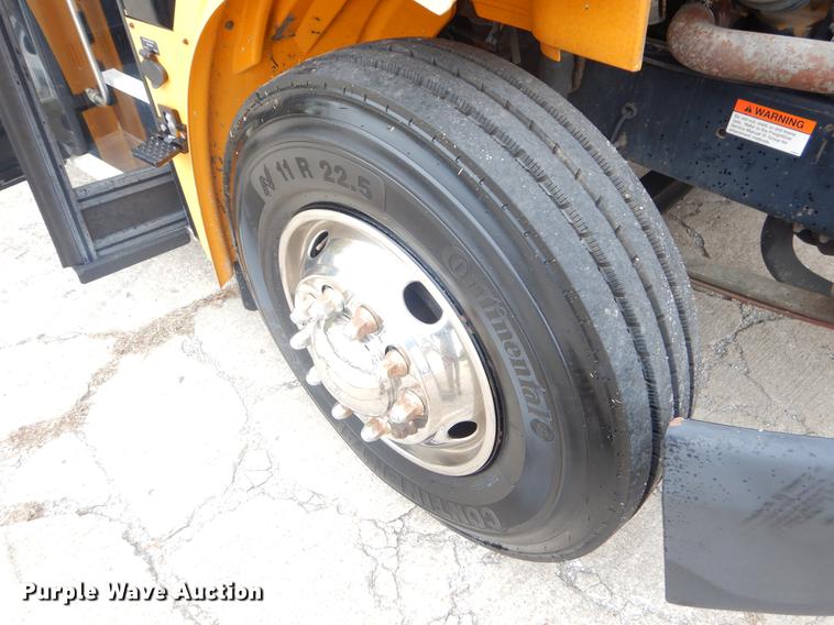 image for item EW9571 2006 Freightliner Thomas school bus