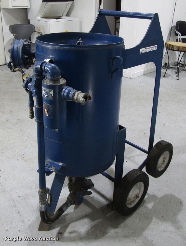 Empire sandblasting pot in Salina, KS Item FJ9565 sold Purple Wave