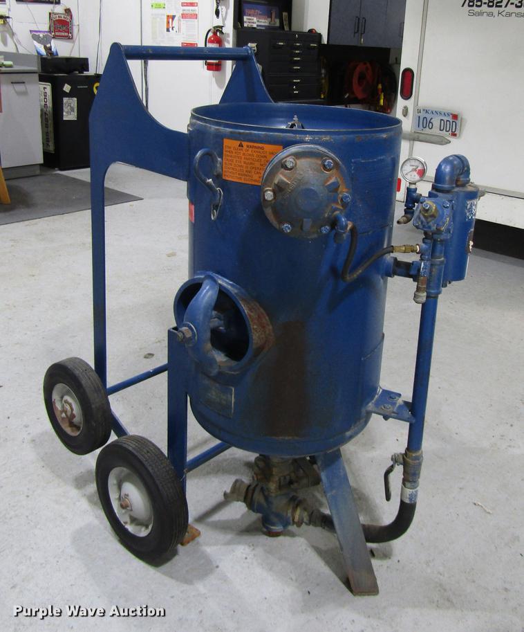 Empire sandblasting pot in Salina, KS Item FJ9565 sold Purple Wave