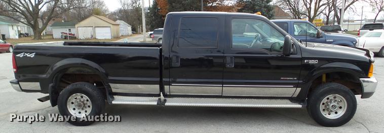 image for item L5723 2000 Ford F350 Super Duty Crew Cab pickup truck